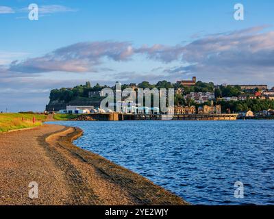 Vista sulla baia di Cardiff verso Penarth al tramonto, Galles, Regno Unito Foto Stock