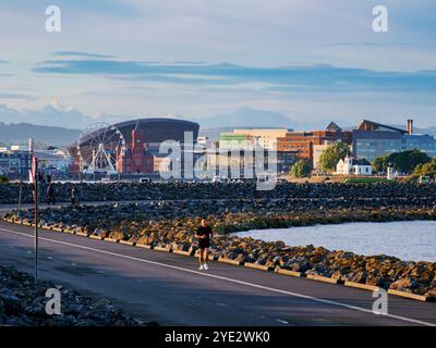 Vista sulla baia di Cardiff verso il Pierhead Building e il Millennium Centre, Cardiff, Galles, Regno Unito Foto Stock