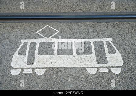 Binari, avvertimento dal tram, Mitte, Berlino, Germania Foto Stock