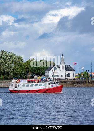 Vista sulla baia di Cardiff verso il Norwegian Church Arts Centre, Cardiff, Galles, Regno Unito Foto Stock