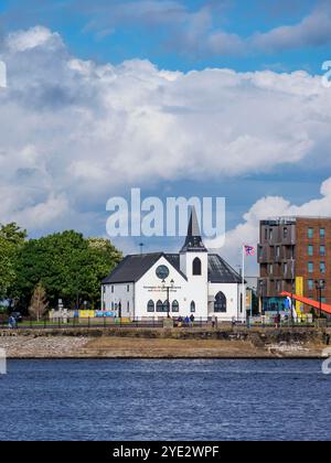 Vista sulla baia di Cardiff verso il Norwegian Church Arts Centre, Cardiff, Galles, Regno Unito Foto Stock