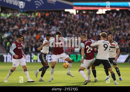 Lucas Paqueta del West Ham United e Marcus Rashford del Manchester United - West Ham United contro Manchester United, Premier League, London Stadium, Londra, Regno Unito - 27 ottobre 2024 solo uso editoriale - si applicano restrizioni DataCo Foto Stock