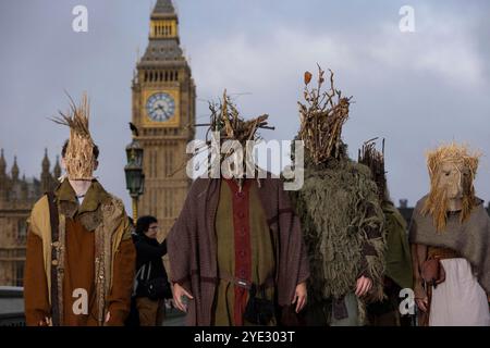 SOLO le persone vestite con costumi celtici tradizionali camminano per il centro di Londra come parte di una campagna di Tourism Ireland, evidenziando le antiche origini irlandesi di Halloween, originariamente celebrate come Samhain. Data foto: Martedì 29 ottobre 2024. Foto Stock