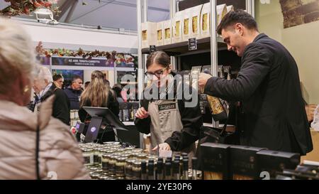 Al Festival del Tartufo d'Alba in Italia, i venditori propongono prodotti al tartufo mentre i partecipanti si divertono a degustare e imparare. Foto Stock