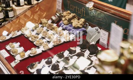 Il Festival del Tartufo d'Alba mette in mostra una varietà di tartufi che i visitatori possono ammirare e acquistare. Foto Stock