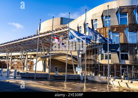 Città di Edimburgo, Regno Unito. 29 ottobre 2024 nella foto: La mattina del funerale dell'ex primo ministro Alex Salmond, il Parlamento scozzese sventola a mezz'asta la bandiera dell'Unione, la Saltire e la bandiera dell'Unione europea. Crediti: Rich Dyson/Alamy Live News Foto Stock