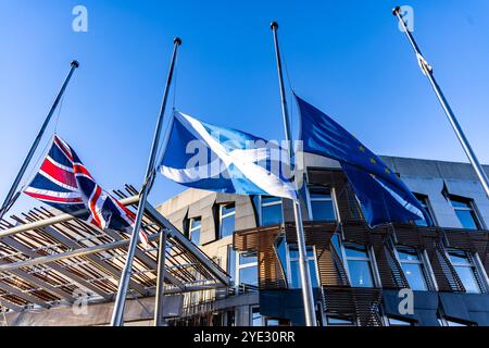 Città di Edimburgo, Regno Unito. 29 ottobre 2024 nella foto: La mattina del funerale dell'ex primo ministro Alex Salmond, il Parlamento scozzese sventola a mezz'asta la bandiera dell'Unione, la Saltire e la bandiera dell'Unione europea. Crediti: Rich Dyson/Alamy Live News Foto Stock