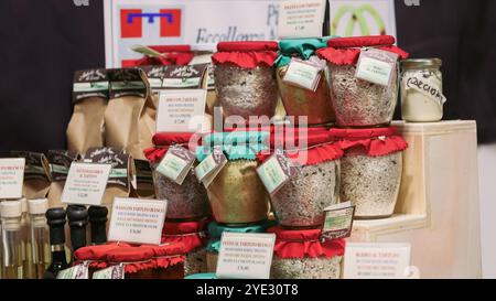 I visitatori potranno ammirare una vivace esposizione di barattoli pieni di tartufi al Festival del Tartufo d'Alba in Italia. L'evento celebra la ricca cucina Foto Stock