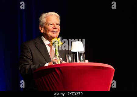 Melle, Germania 23. Oktober 2024: IM Bild: Der ehemalige Bundespräsident Joachim Gauck präsentiert bei einer Lesung zu seinem neuen Buch, Erschütterungen. Theater Niedersachsen *** Melle, Germania 23 ottobre 2024 nella foto l'ex presidente tedesco Joachim Gauck presenta in una lettura del suo nuovo libro, Erschütterungen Theater Niedersachsen Copyright: XFotostandx/xGelhotx Foto Stock