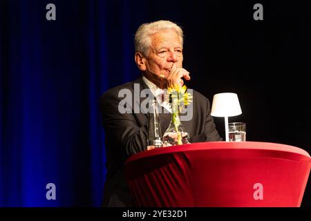 Melle, Germania 23. Oktober 2024: IM Bild: Der ehemalige Bundespräsident Joachim Gauck präsentiert bei einer Lesung zu seinem neuen Buch, Erschütterungen. Theater Niedersachsen *** Melle, Germania 23 ottobre 2024 nella foto l'ex presidente tedesco Joachim Gauck presenta in una lettura del suo nuovo libro, Erschütterungen Theater Niedersachsen Copyright: XFotostandx/xGelhotx Foto Stock