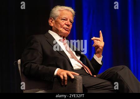 Melle, Germania 23. Oktober 2024: IM Bild: Der ehemalige Bundespräsident Joachim Gauck präsentiert bei einer Lesung zu seinem neuen Buch, Erschütterungen. Theater Niedersachsen *** Melle, Germania 23 ottobre 2024 nella foto l'ex presidente tedesco Joachim Gauck presenta in una lettura del suo nuovo libro, Erschütterungen Theater Niedersachsen Copyright: XFotostandx/xGelhotx Foto Stock