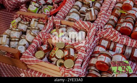 I visitatori potranno gustare una varietà di conserve di tartufi e salse esposte in vivaci vasetti al Festival del Tartufo d'Alba, che mostrano sapori locali e piatti Foto Stock