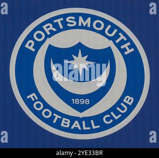 Portsmouth, Regno Unito. 25 ottobre 2024. Vista generale fuori dallo stadio, stemma del club, durante la partita del Portsmouth FC vs Sheffield Wednesday FC Sky bet EFL Championship a Fratton Park, Portsmouth, Inghilterra, Regno Unito il 25 ottobre 2024 Credit: Every Second Media/Alamy Live News Foto Stock