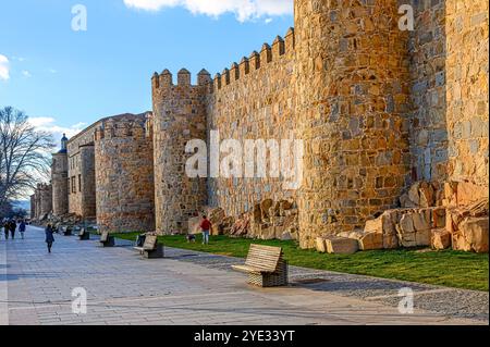 Avila, Spagna - 10 ottobre 2024: Passeggiata lungo le mura medievali fortificate Foto Stock