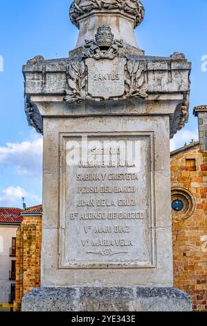 Avila, Spagna - 10 ottobre 2024: Testo dell'iscrizione alla base della statua di Santa Teresa Foto Stock