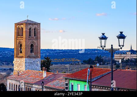 Avila, Spagna - 11 febbraio 2023: Campanile di un'antica chiesa e tetti di altri edifici, catturati da una vista ad alto angolo in cima al fortificato Foto Stock
