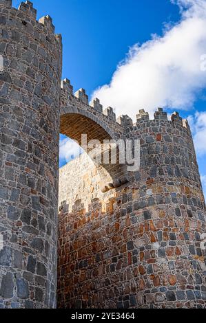 Avila, Spagna - 11 febbraio 2023: Arco della porta e torri nelle mura fortificate medievali della città. Foto Stock