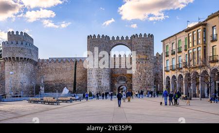 Avila, Spagna - 11 febbraio 2023: Persone e turisti che visitano le storiche mura fortificate della città. Foto Stock