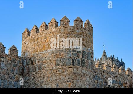 Avila, Spagna - 11 febbraio 2023: Merli su una torre medievale fortificata, parte delle mura circostanti della città. Foto Stock