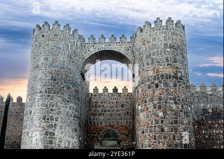 Avila, Spagna - 11 febbraio 2023: Due torri fortificate medievali nelle mura circostanti della città. Foto Stock