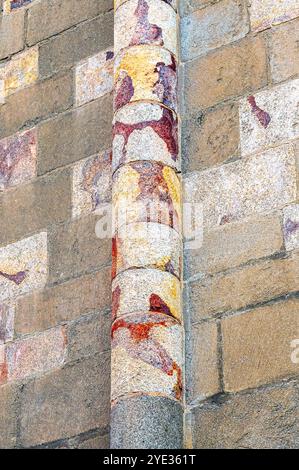 Avila, Spagna - 11 febbraio 2023: Primo piano di pietre colorate nelle mura dell'edificio medievale della cattedrale. Foto Stock