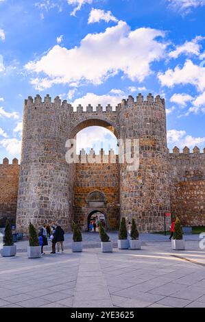 Avila, Spagna - 11 febbraio 2023: Turisti che visitano la storica città medievale che circonda le mura. Foto Stock