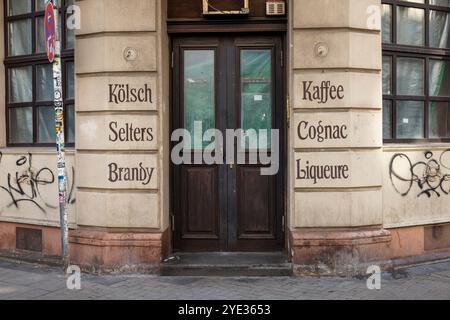 Pub chiuso in via Friesenwall nel centro città, Colonia, Germania. Geschlossene Gaststaette am Friesenwall in der Innenstadt, Koeln, Deutschland. Foto Stock