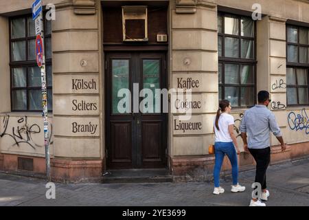 Pub chiuso in via Friesenwall nel centro città, Colonia, Germania. Geschlossene Gaststaette am Friesenwall in der Innenstadt, Koeln, Deutschland. Foto Stock