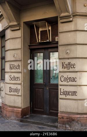 Pub chiuso in via Friesenwall nel centro città, Colonia, Germania. Geschlossene Gaststaette am Friesenwall in der Innenstadt, Koeln, Deutschland. Foto Stock