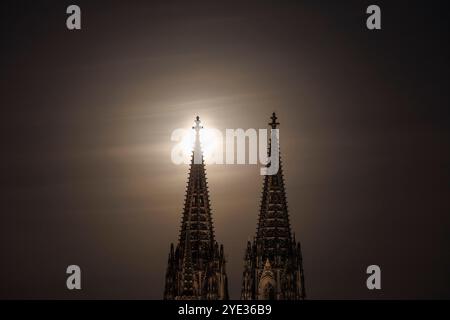 Supermoon, luna piena il 18 settembre 2024 dietro la cattedrale di Colonia, Colonia, Germania. Supermond, Vollmond AM 18.09.2024 hinter dem Koelner Dom, Koeln Foto Stock