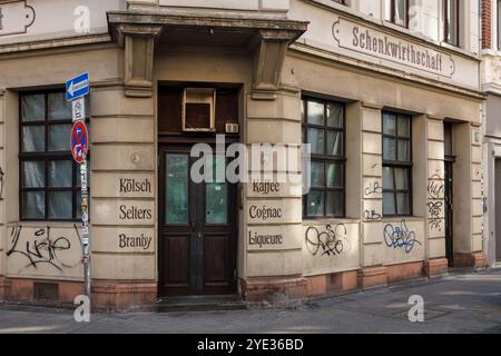 Pub chiuso in via Friesenwall nel centro città, Colonia, Germania. Geschlossene Gaststaette am Friesenwall in der Innenstadt, Koeln, Deutschland. Foto Stock