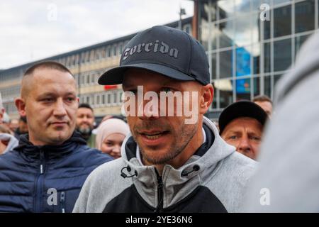 Lukas Podolski il 10 ottobre 2024, poche ore prima della partita di addio a Colonia, incontra i suoi tifosi che hanno viaggiato dalla Polonia alle scale fr Foto Stock