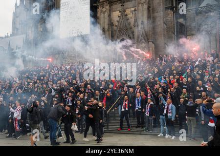 I tifosi di Lukas Podolski, che sono stati in viaggio per la sua partita d'addio a Colonia il 10 ottobre 2024 dalla Polonia sulle scale dalla stazione principale alla Foto Stock