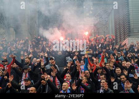 I tifosi di Lukas Podolski, che sono stati in viaggio per la sua partita d'addio a Colonia il 10 ottobre 2024 dalla Polonia sulle scale dalla stazione principale alla Foto Stock