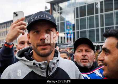 Lukas Podolski il 10 ottobre 2024, poche ore prima della partita di addio a Colonia, incontra i suoi tifosi che hanno viaggiato dalla Polonia alle scale fr Foto Stock