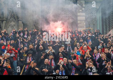 I tifosi di Lukas Podolski, che sono stati in viaggio per la sua partita d'addio a Colonia il 10 ottobre 2024 dalla Polonia sulle scale dalla stazione principale alla Foto Stock