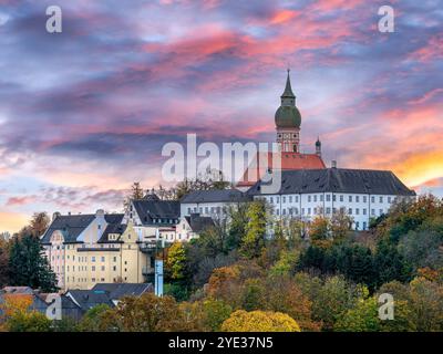 Bellissimo cielo serale con una spettacolare atmosfera nuvolosa, tramonto sul paesaggio vicino a Erling Andechs, Baviera, Germania, Europa Foto Stock