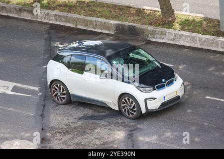 Moderna auto elettrica bianca bmw i3 parcheggiata sul lato di una strada, che mostra il futuro del trasporto sostenibile Foto Stock