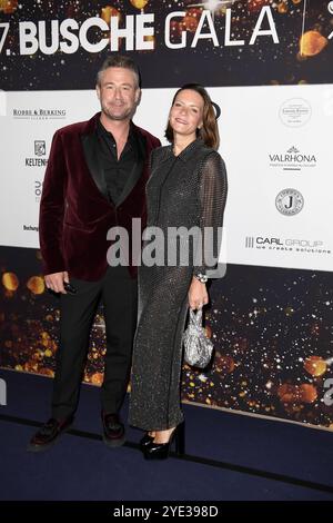Sasha bürgerlich Sascha Röntgen-Schmitz mit Ehefrau Julia Röntgen bei der 27. Busche Gala im Hotel Atlantic ad Amburgo am 28.10.2024 *** Sasha, vero nome Sascha Röntgen Schmitz, con moglie Julia Röntgen al 27 Busche Gala presso l'Hotel Atlantic di Amburgo il 28 10 2024 Foto Stock