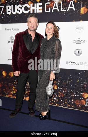 Sasha bürgerlich Sascha Röntgen-Schmitz mit Ehefrau Julia Röntgen bei der 27. Busche Gala im Hotel Atlantic ad Amburgo am 28.10.2024 *** Sasha, vero nome Sascha Röntgen Schmitz, con moglie Julia Röntgen al 27 Busche Gala presso l'Hotel Atlantic di Amburgo il 28 10 2024 Foto Stock