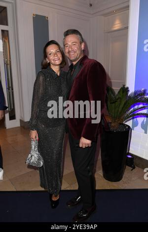 Sasha bürgerlich Sascha Röntgen-Schmitz mit Ehefrau Julia Röntgen bei der 27. Busche Gala im Hotel Atlantic ad Amburgo am 28.10.2024 *** Sasha, vero nome Sascha Röntgen Schmitz, con moglie Julia Röntgen al 27 Busche Gala presso l'Hotel Atlantic di Amburgo il 28 10 2024 Foto Stock