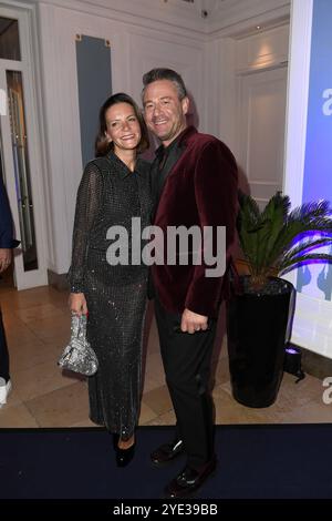 Sasha bürgerlich Sascha Röntgen-Schmitz mit Ehefrau Julia Röntgen bei der 27. Busche Gala im Hotel Atlantic ad Amburgo am 28.10.2024 *** Sasha, vero nome Sascha Röntgen Schmitz, con moglie Julia Röntgen al 27 Busche Gala presso l'Hotel Atlantic di Amburgo il 28 10 2024 Foto Stock
