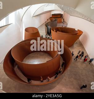 Bilbao, Spagna - mai 16, 2024 - Gigante scultura in acciaio la questione del tempo, progettata da Richard Serra ed esposta al Museo Guggenheim di Bilbao, S. Foto Stock