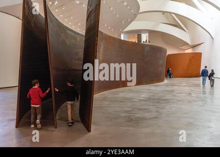 Bilbao, Spagna - mai 16, 2024 - Gigante scultura in acciaio la questione del tempo, progettata dall'artista Richard Serra ed esposta al Museo Guggenheim di Bi Foto Stock