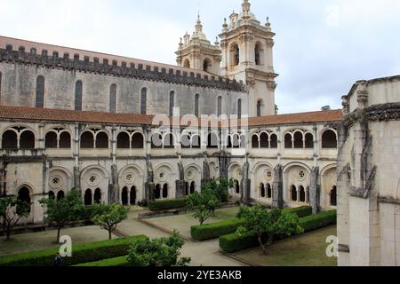 Monastero di Alcobaca, vista sul cortile del chiostro dalla galleria superiore, Portogallo Foto Stock