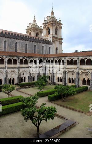 Monastero di Alcobaca, vista sul cortile del chiostro dalla galleria superiore, Portogallo Foto Stock