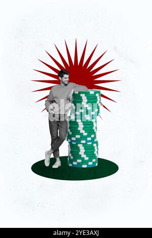 Collage fotografico verticale di Happy Guy stand chip stack gioco d'azzardo casinò vincitore gioco poker addicted isolato su sfondo dipinto Foto Stock