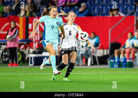 DUISBURG, GERMANIA - 28 OTTOBRE 2024: Janina Minge, Katrina Gorry, l'amichevole di calcio tra Germania e Australia alla Schauinsland Reisen Arena Foto Stock