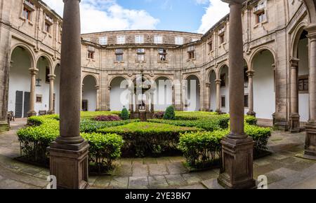 Santiago de Compostela, Spagna - mai 21, 2024 - Chiostro di San Matteo nel famoso storico Hostal dos Reis Catolicos a Santiago de Compostela, S. Foto Stock