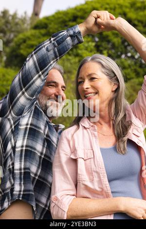 Balla all'aperto, coppia matura che condivide momenti di gioia insieme, sorridente e felice Foto Stock